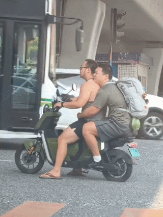 好兄弟情义值千金，连摩托车都感动住了。
