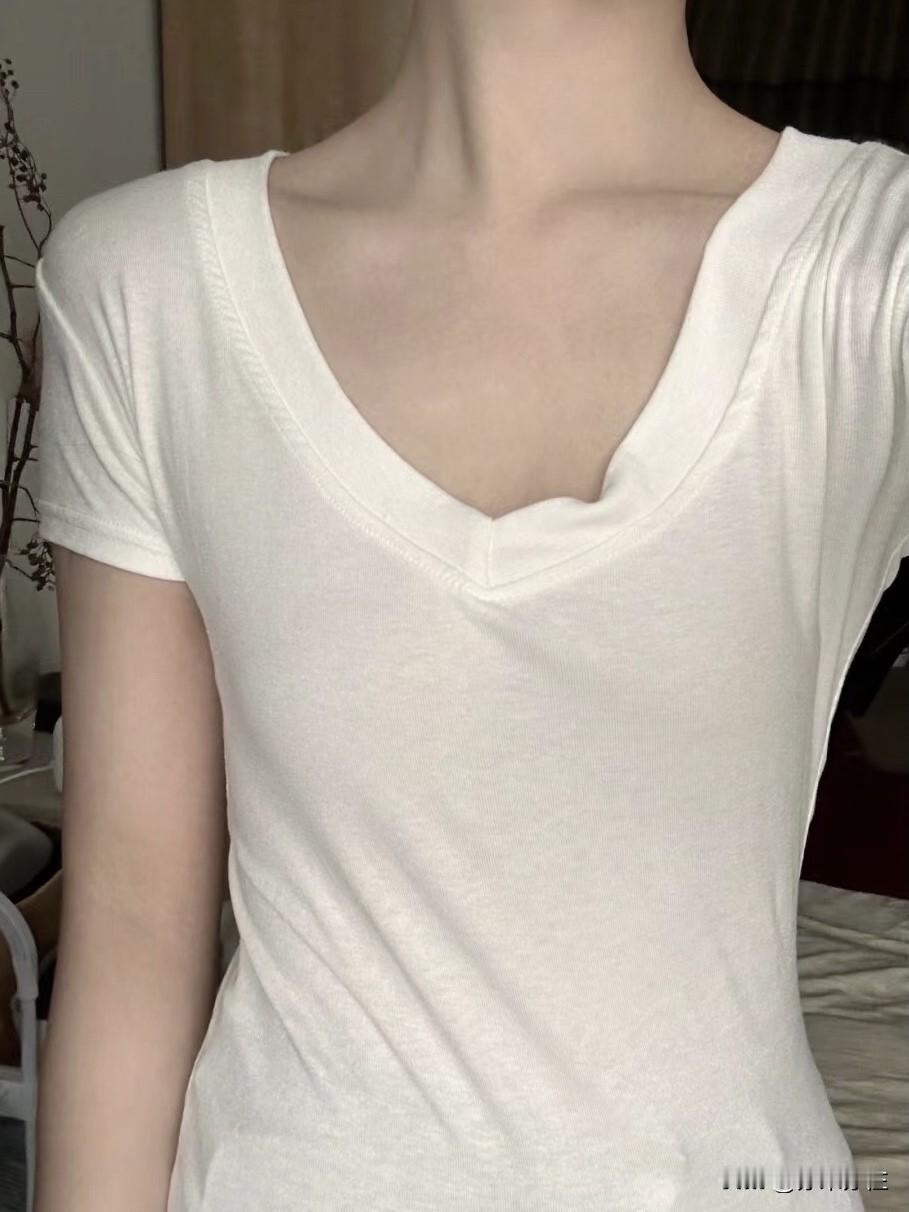 男人不服气地甩出车钥匙：“我开的是百万跑车，你挤的是三块地铁！”

女人抿嘴一笑