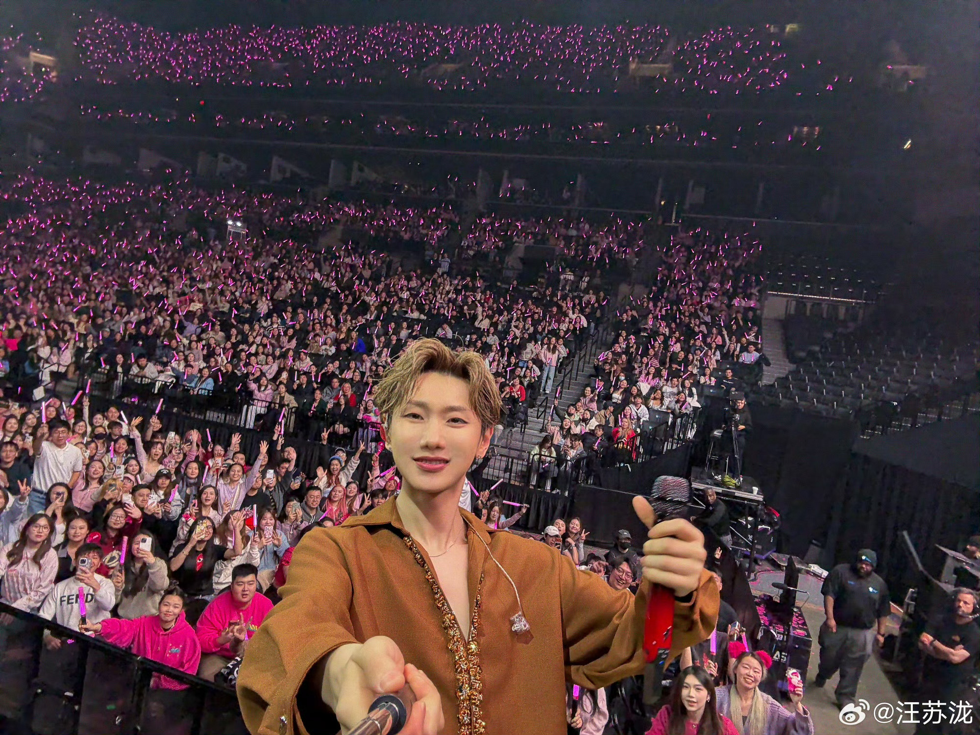 汪苏泷说音乐没有时差被汪苏泷狠狠戳中！顶着时差的倦意，仍把温柔留给粉丝，用歌声搭