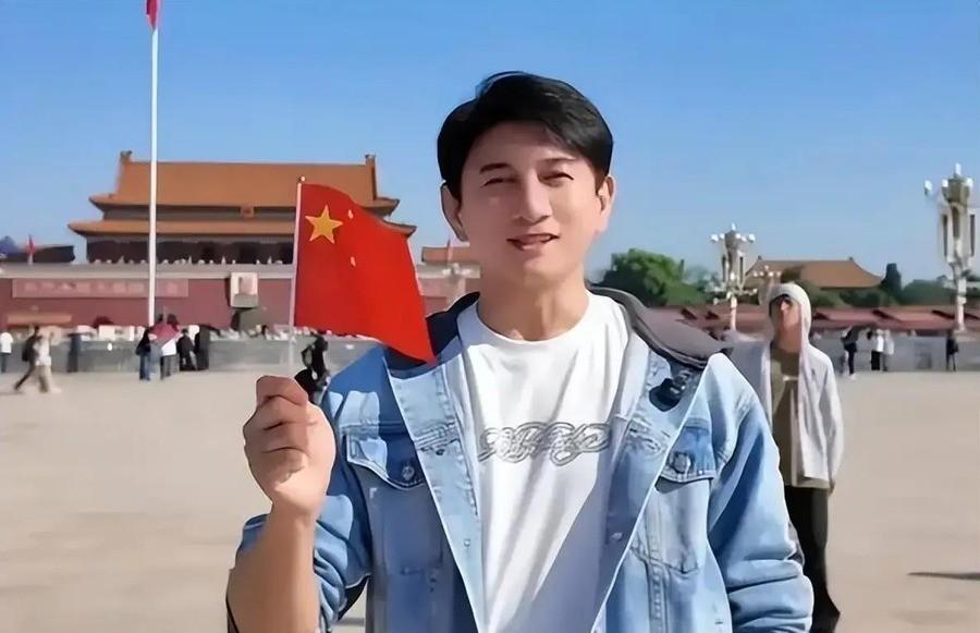 55岁的吴奇隆10月1日在天安门广场举起五星红旗，10月2日台湾富邦悍将球团公告