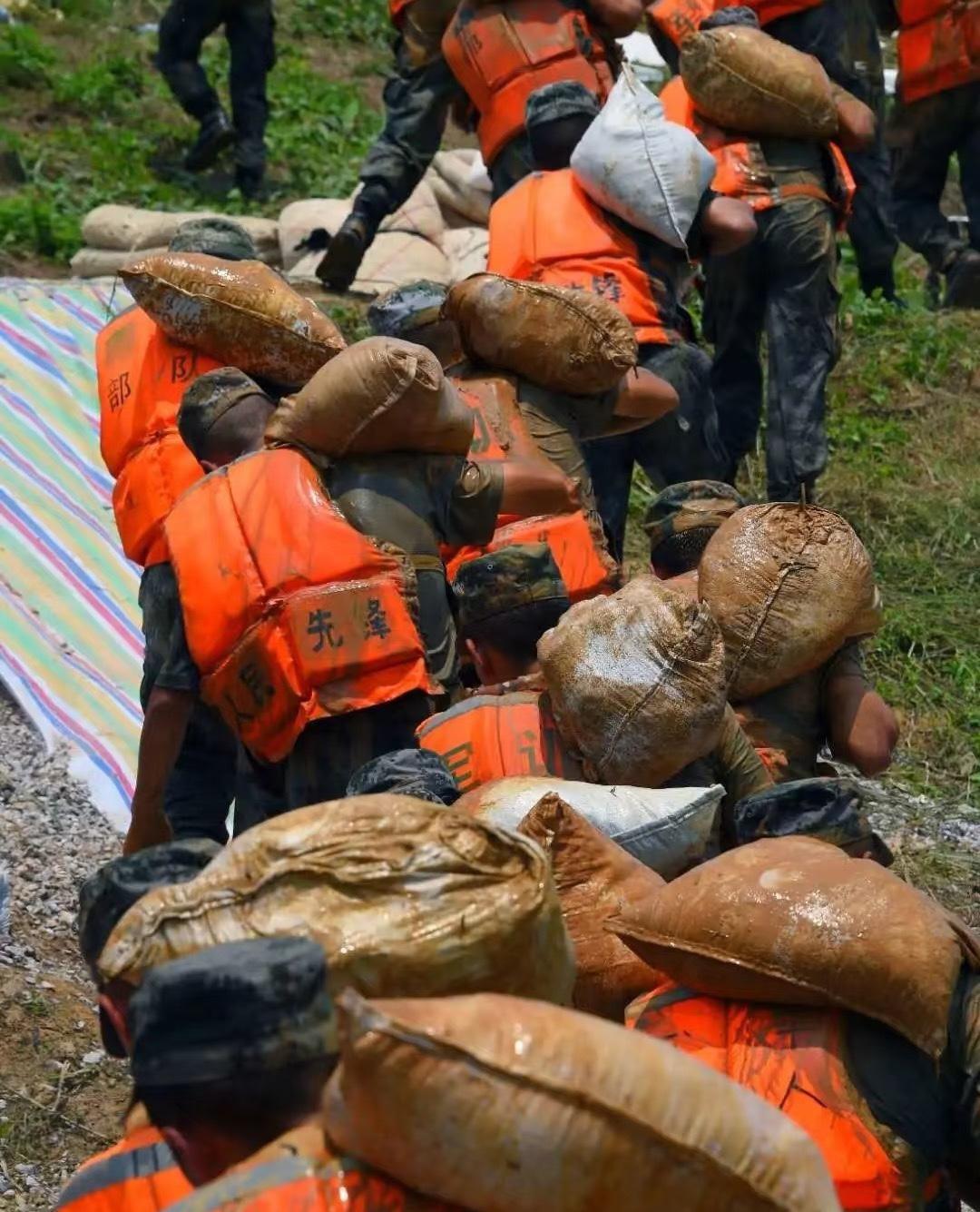 各位贤才请注意！我这儿的上联，实在是不好应对，不少人都败下阵来。今天我郑重宣告，