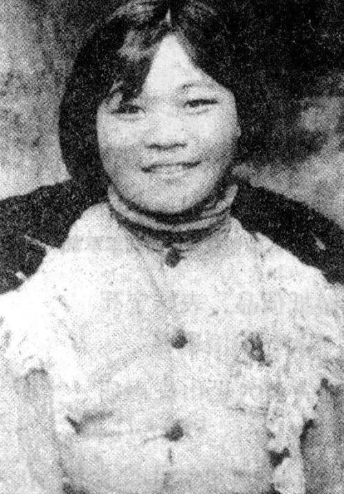 彭德怀最爱的女人是前妻刘坤模。平江起义，不得不离开，1937年前妻看报纸知道丈夫