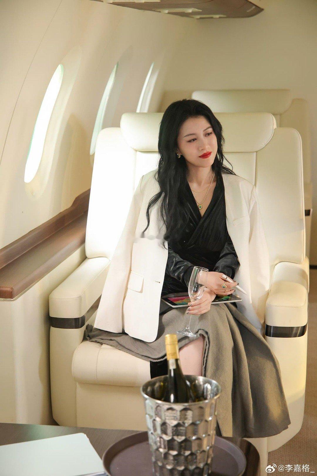 李嘉格孩子称妈妈男友为哥哥李嘉格说孩子们平时叫男友哥哥 ，玩疯了叫小董，咱就是说