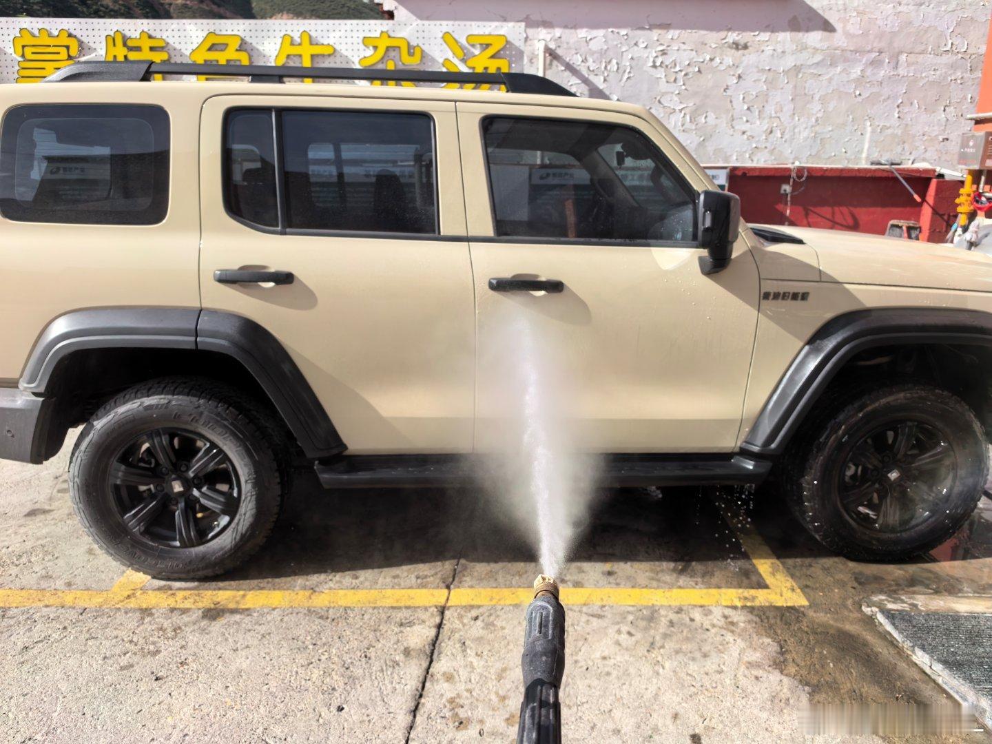 给小柴洗个车，加个油。加满后显示续航1580公里。还不赶快叫柴油爸爸？[无聊][