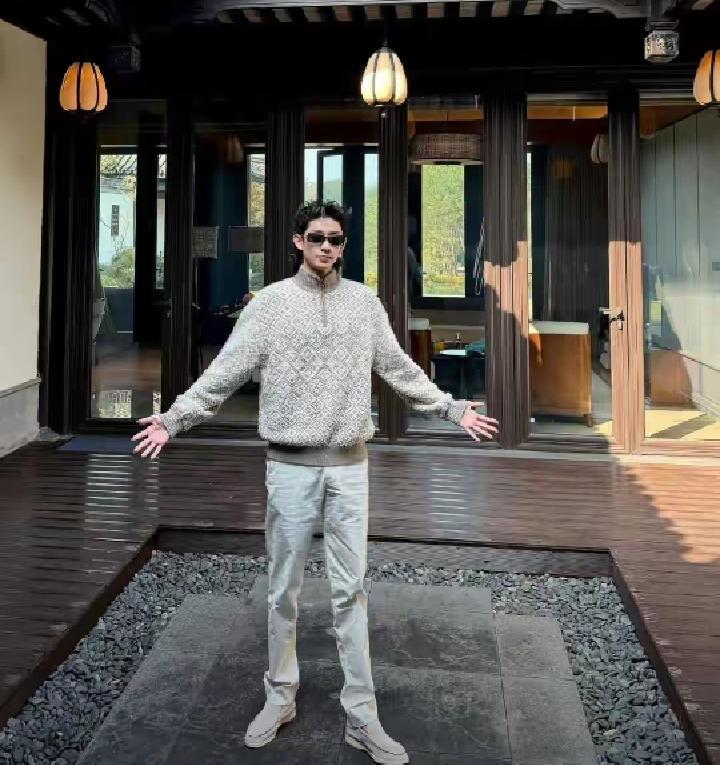 吴宜泽这身高体型真的天选衣架子，完美到挑不出一点毛病，私服穿搭更是鲨疯了，主打一