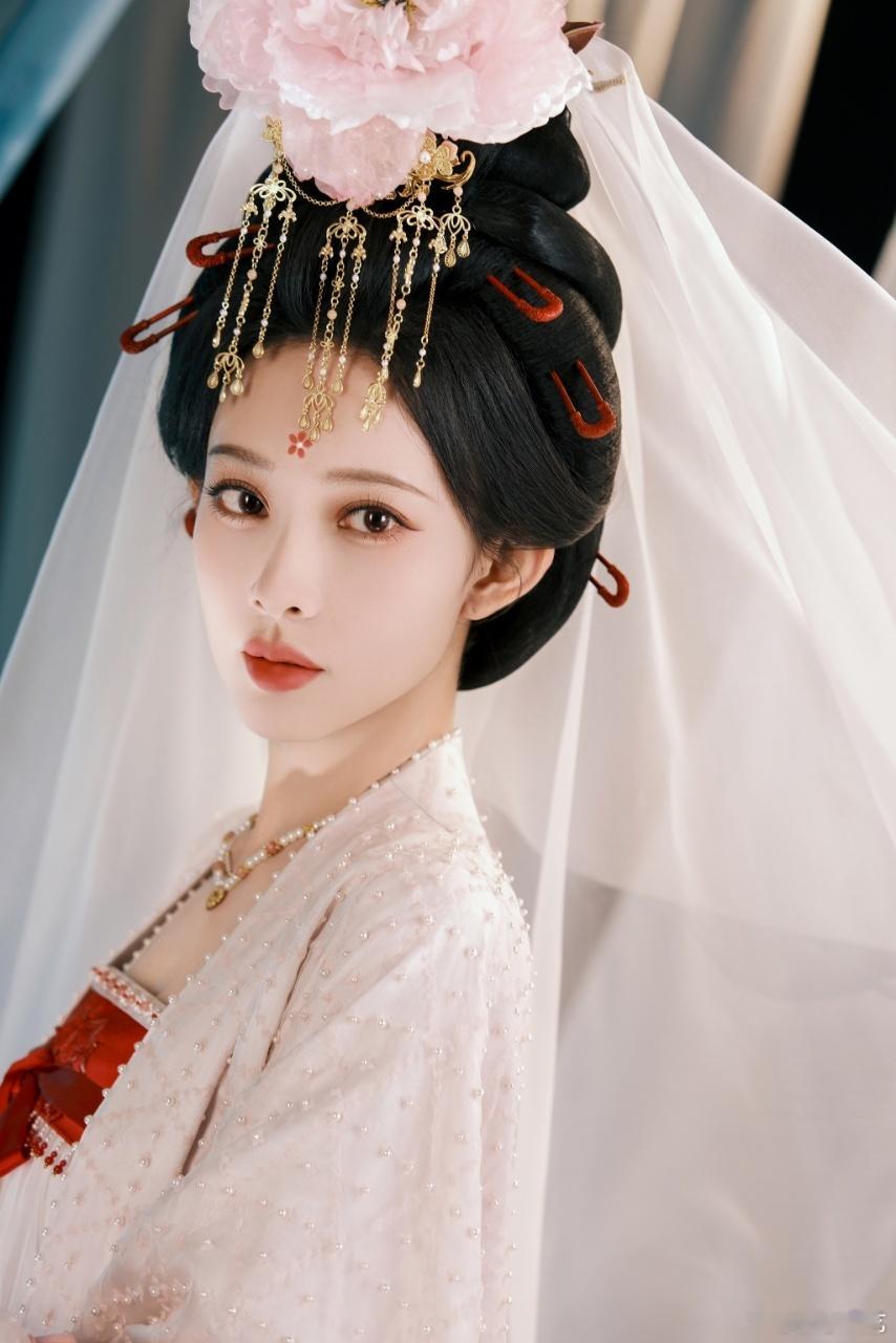 孟子义神女含泪悲悯感 孟子义这尚公主里神女含泪的造型直接封神，白衣似雪，眼角泪光