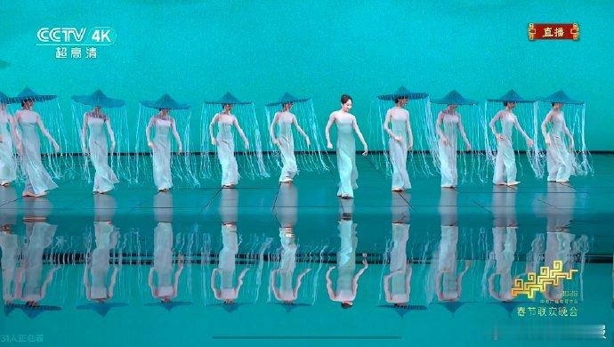 张艺凡帽子押题春晚 看完春晚《喜雨》舞蹈画面，满脑子都是那顶神帽！好美好有意境呀