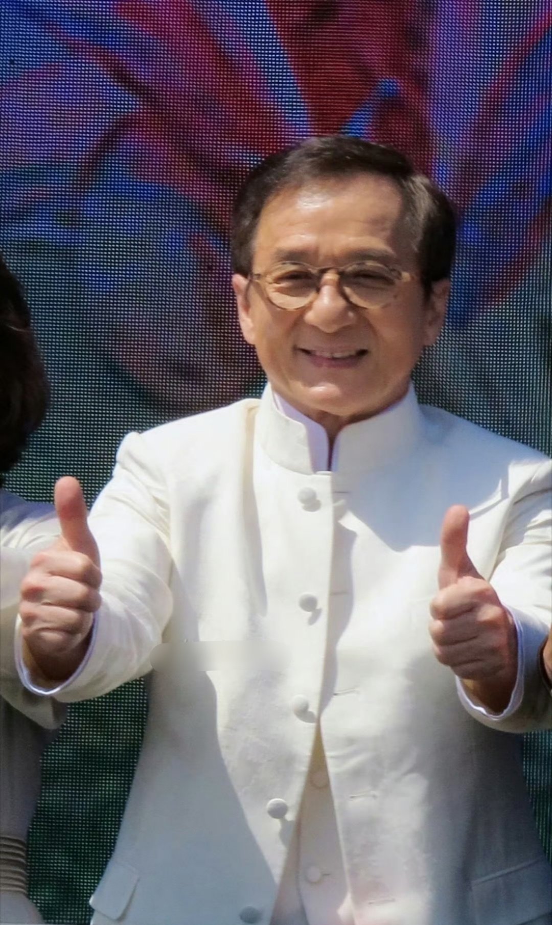 71岁的成龙，这年纪精神这么好已经很不错了，毕竟之前拍戏很苦，外表沧桑一点也很正