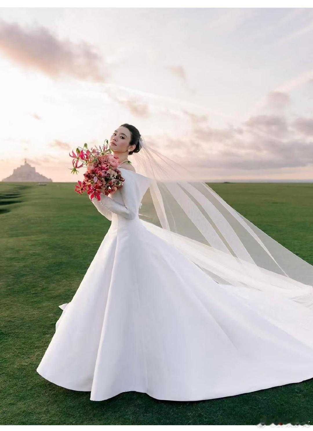 霉霉和奚梦瑶的婚纱出自同一个设计师霉霉和奚梦瑶婚纱同一个设计师  霉霉官宣完婚 