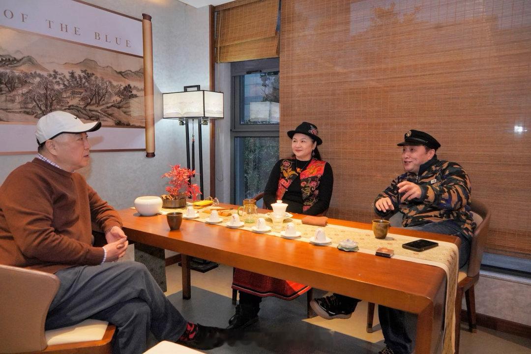 梁平兄、范晓林兄召集好友小聚，恰逢影视表演艺术家韩月乔女士回南京，大家特别开心 