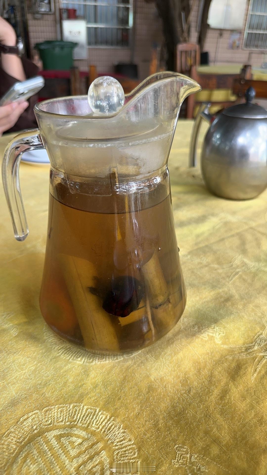 广东人的汤和茶绝对超出你想象～这个是我最爱竹蔗水，像汤也像茶～😋 广州·南浦十