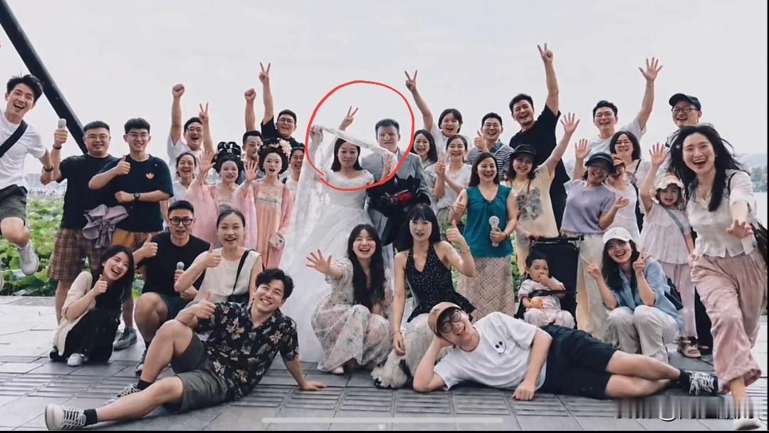这是我见过最好的婚纱照，人间温柔治愈了所有偏见和嘲笑，既温暖又好哭。

一对烧伤