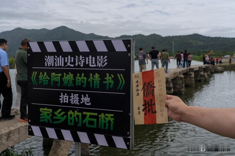 以温情文字留住乡土记忆，把民俗、乡音与老故事娓娓道来。用真挚情感接住传统文脉，让