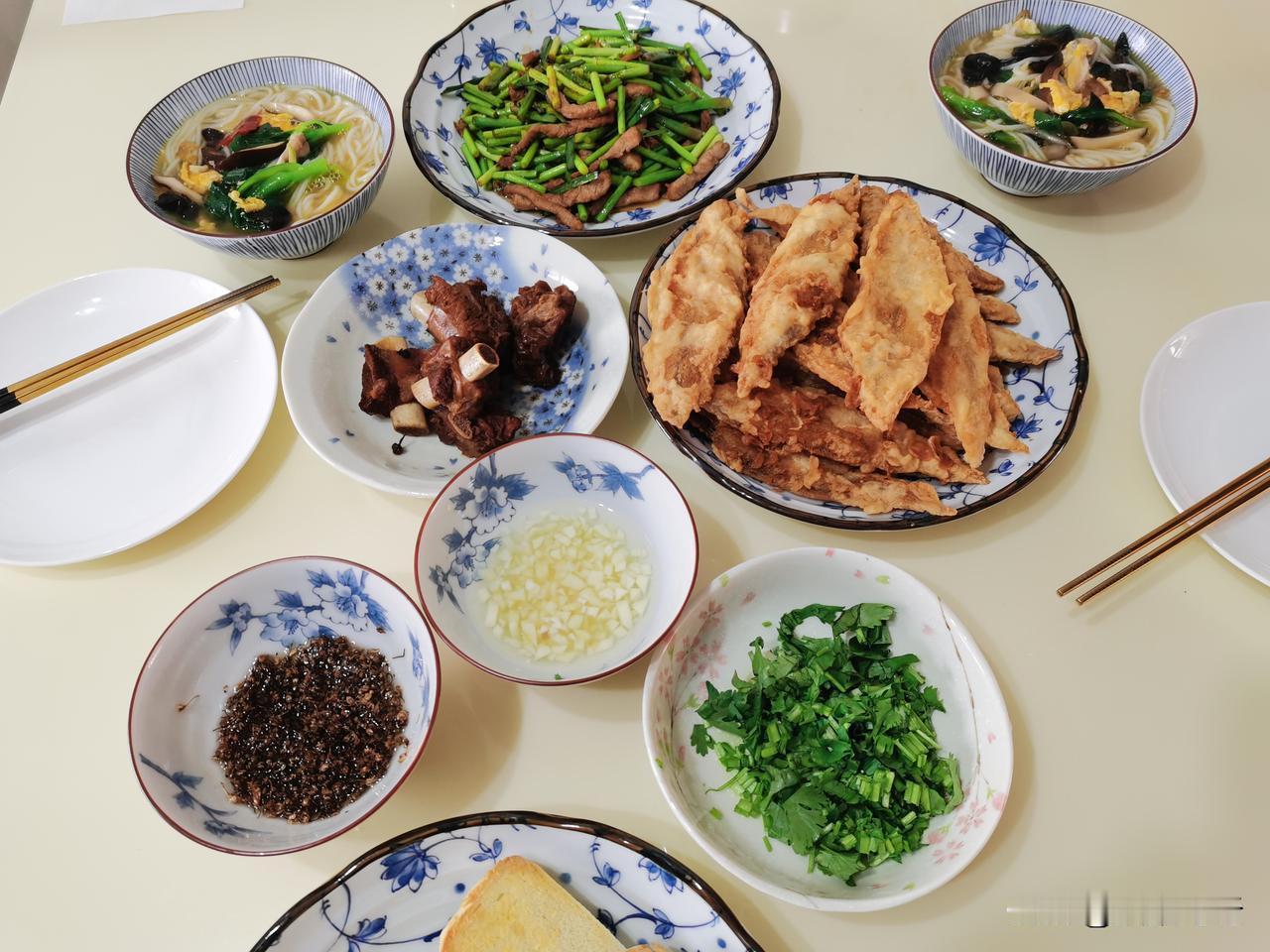别人是干饭人，我是干饭魂
一到饭点，谁也别跟我讲道理，
先让我吃饱再说。