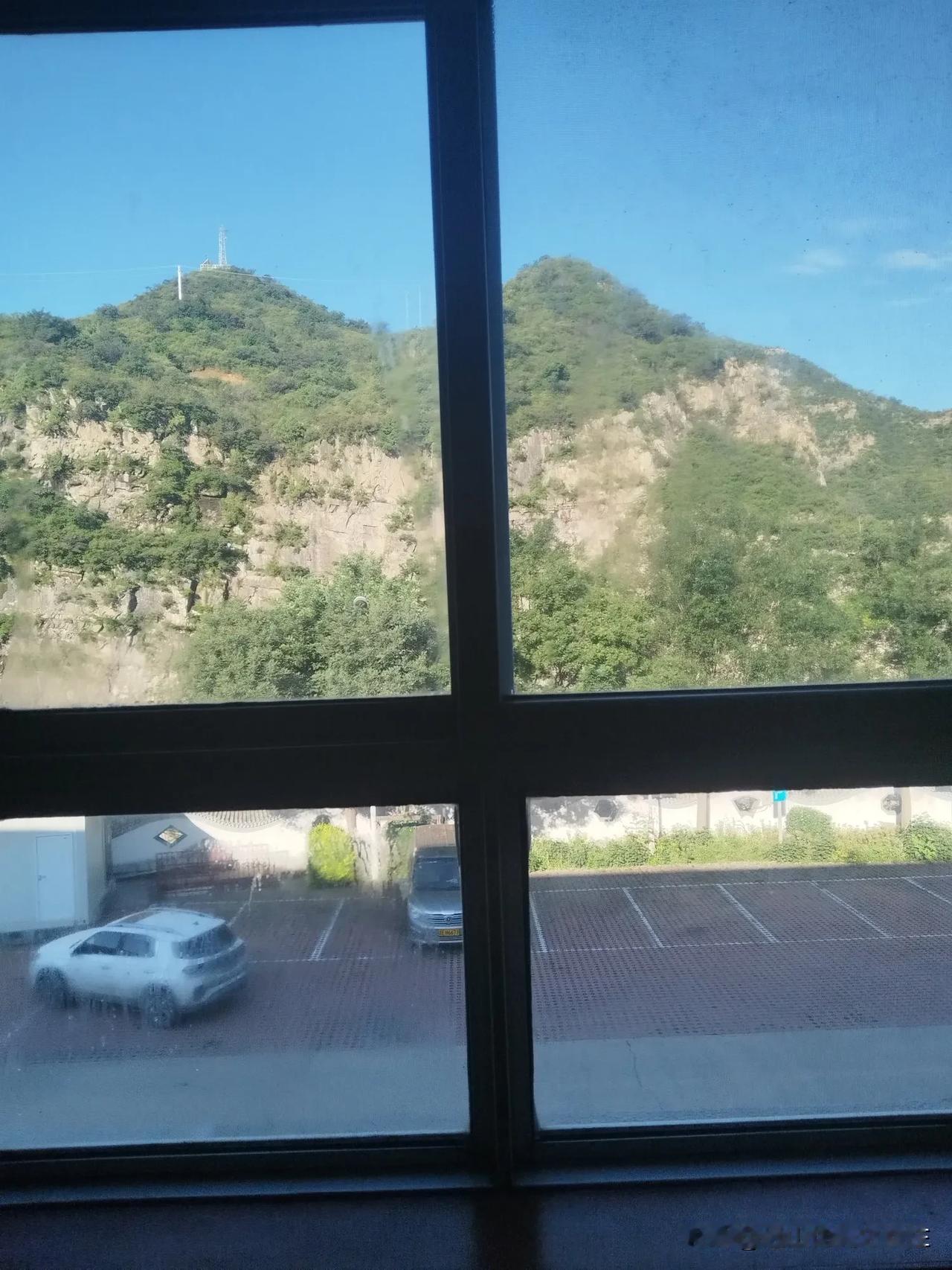 价值与价值观
吃过早餐坐在房顶滴水的办公桌前，擦去桌子上面的水迹，想着自己的去处