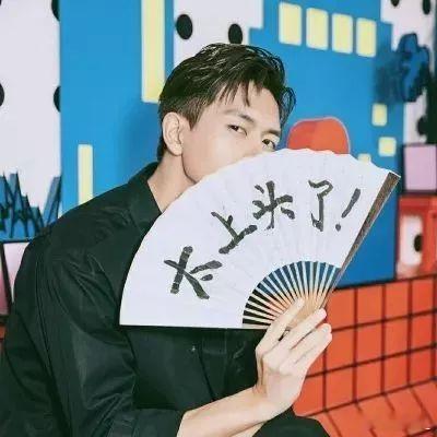 李现直播状态 李现直播简直是行走的魅力发射器！电力十足的眼神搭配萌力爆棚的互动，