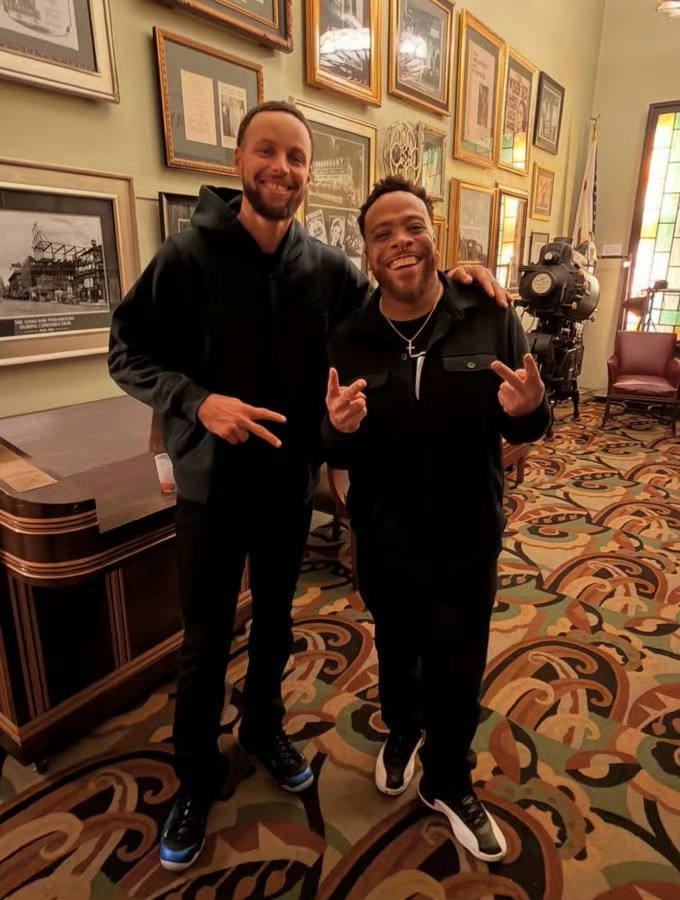 库里上脚Nike Air Foamposite One “Royal”蓝喷福克斯