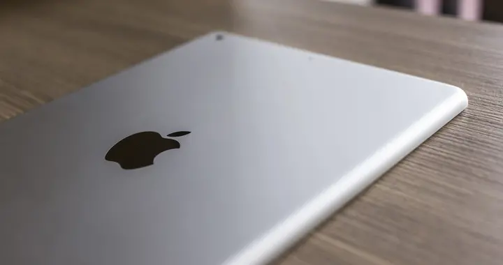 苹果|质量下降？苹果iPad Air5遭吐槽：外壳变薄，还会吱吱作响