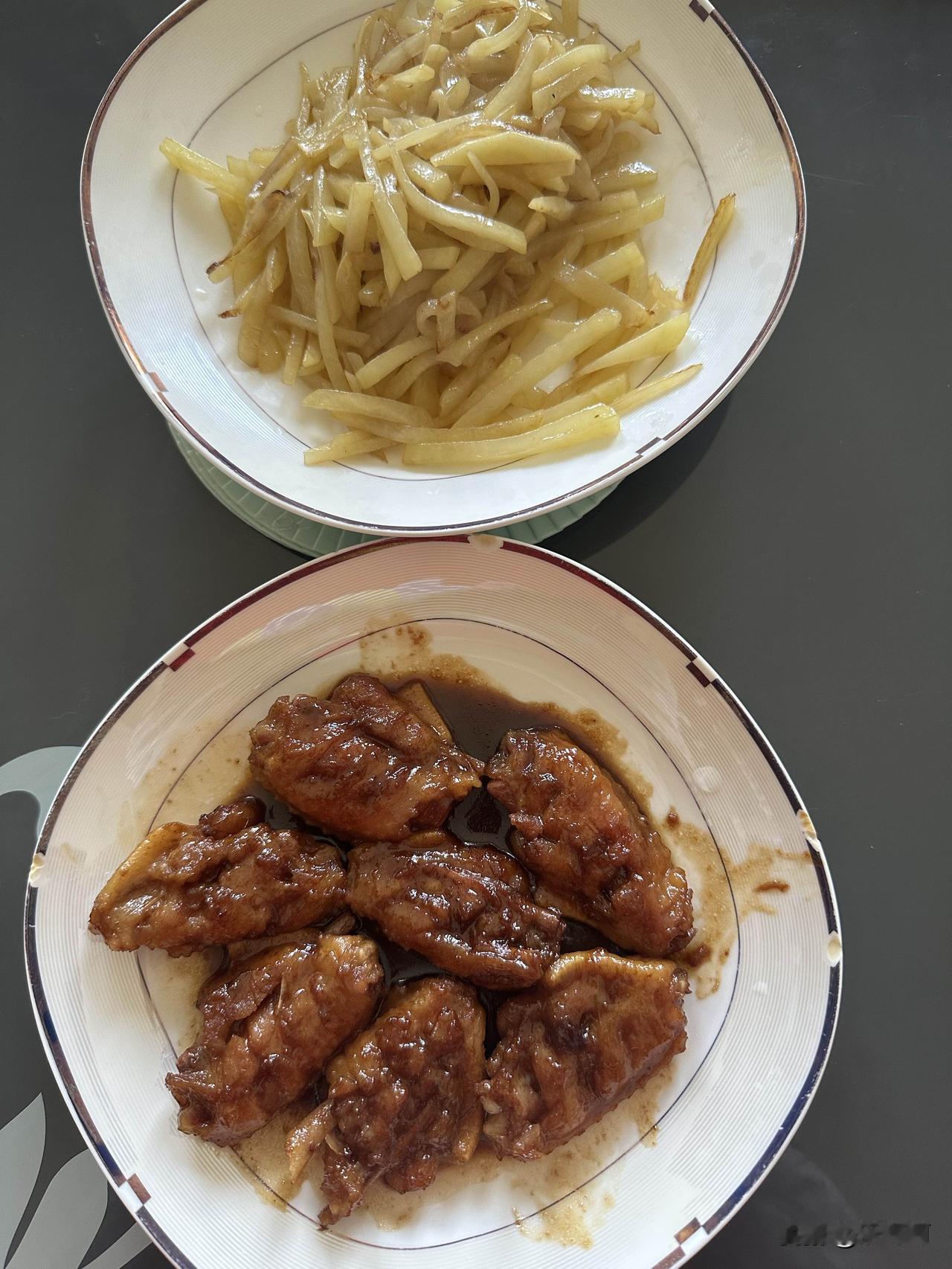 我家帅哥中午炒的两个菜：土豆丝、可乐鸡翅。