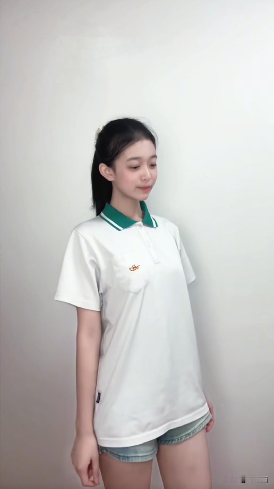 美少女的清新校园风穿搭中，简约白T恤搭配牛仔短裤堪称绝配！白色是经典且百搭的色彩