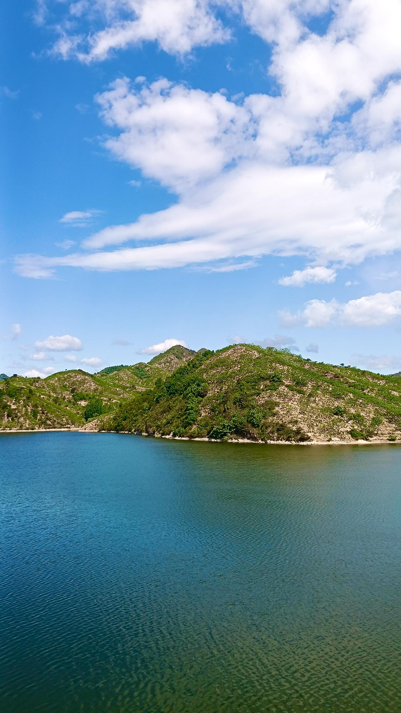 碧波荡漾，青山环绕的自然之景，总能让人忘却尘世烦恼，静享其中。像海南屯昌的木色湖