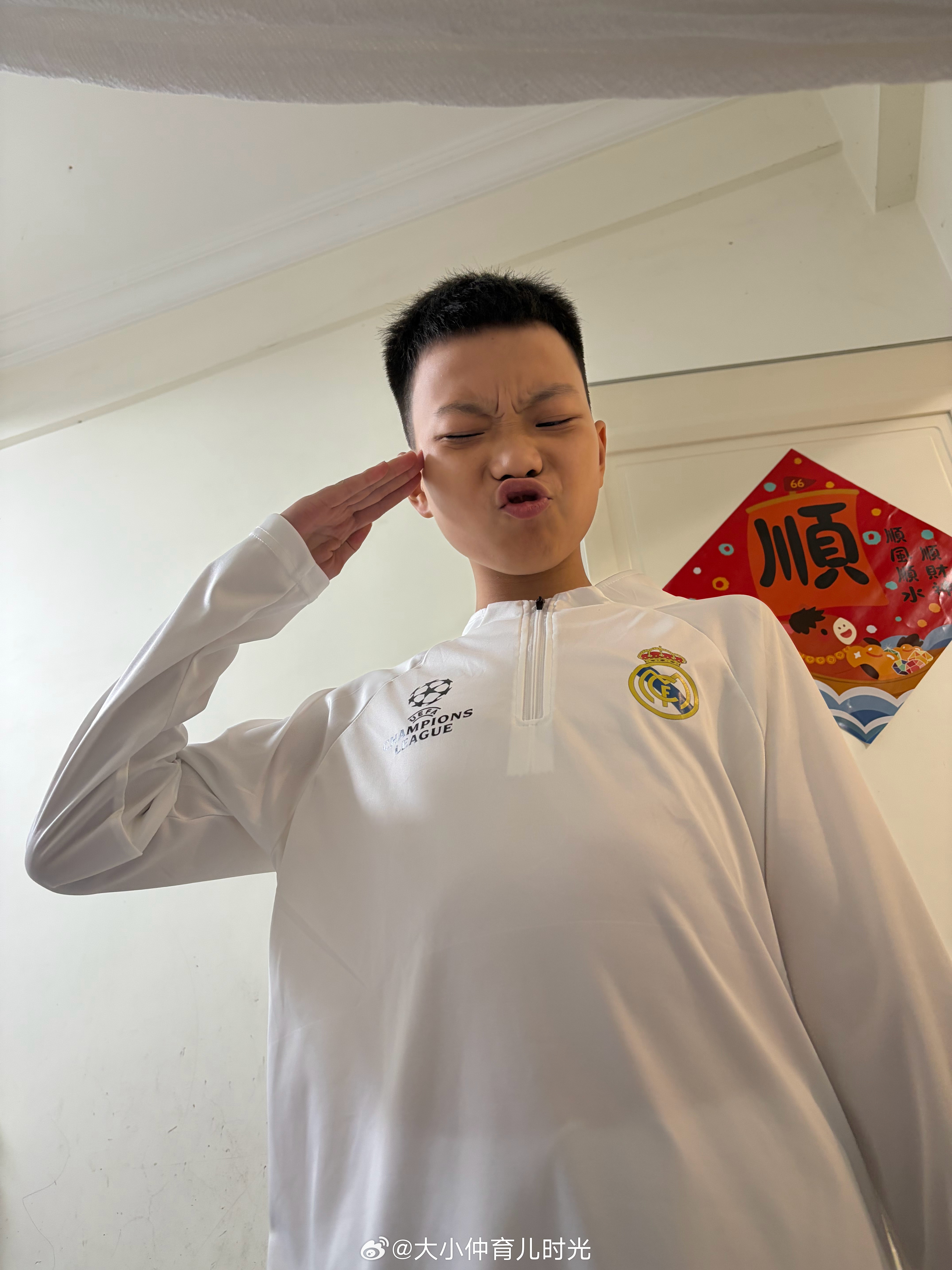小仲拿我手机在网上买了两件球衣共22大洋。他一件，他大哥一件。一直问我:这衣服怎