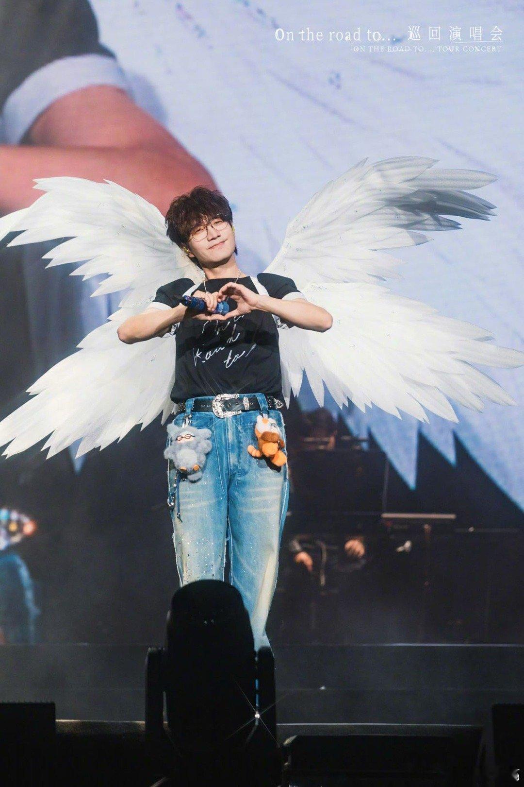 王铮亮唱得念头通达 谁能拒绝会整活的王铮亮，手写热搜词的操作直接出圈。跨晚一口气