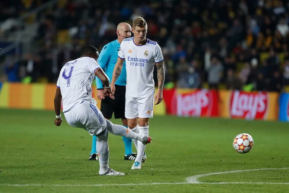 马卡：阿拉巴抓住机会成为了皇马的定位球主罚者。#halamadrid# ​​​