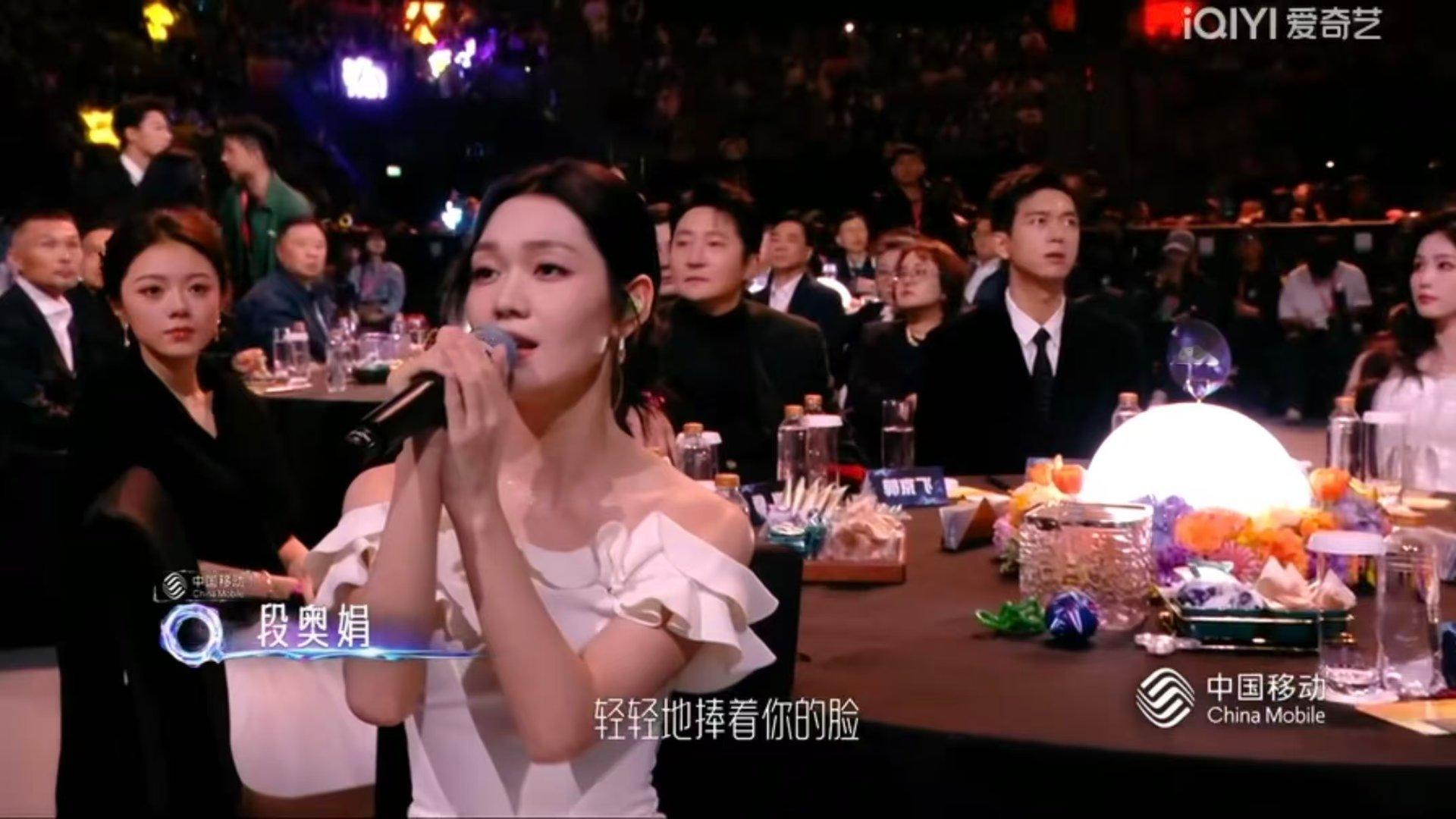 桃用《让世界充满爱》致敬香港救援人员，这波操作让娱乐盛典有了社会意义，路人看完只