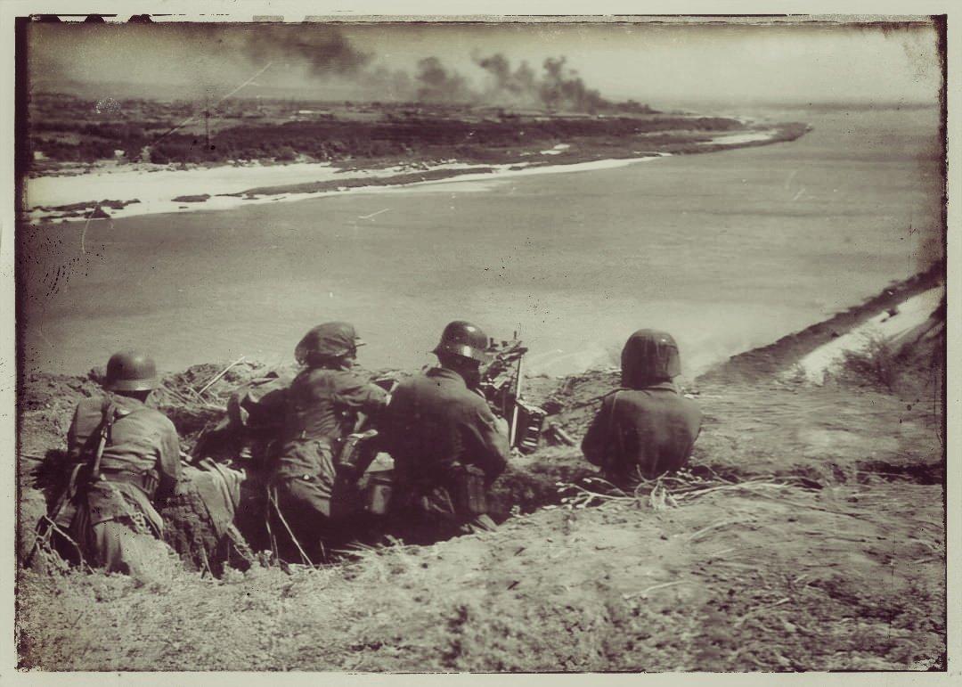 顿河对岸的德佬，远处烟雾是德军1942年7月15日轰炸过的斯大林格勒市区 ​​​