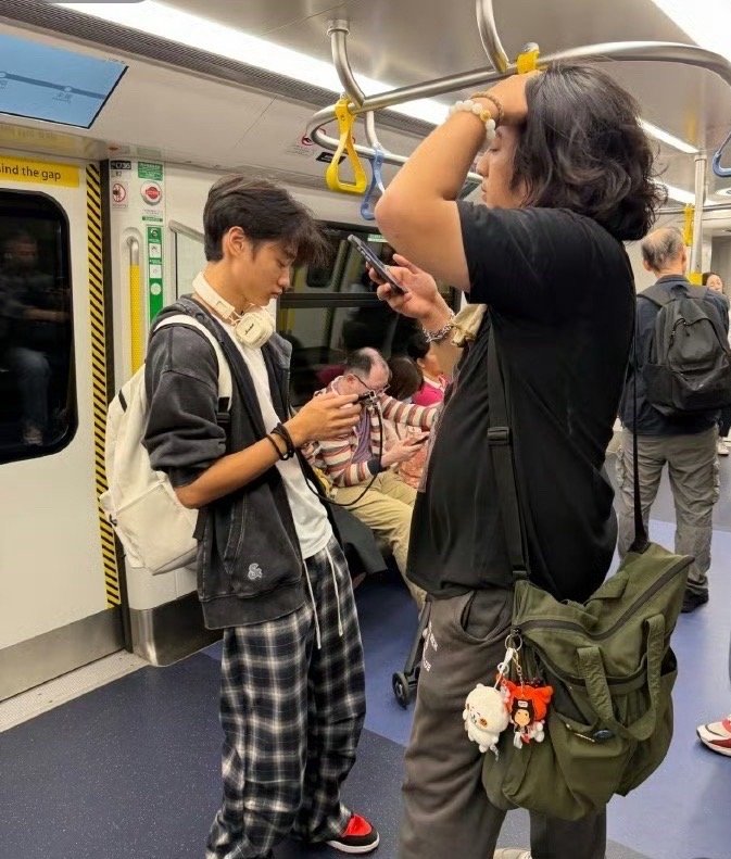 网友港铁偶遇费曼杨阳洋 香港地铁偶遇费曼杨阳洋，好朋友关系好一起出游！ ​​​