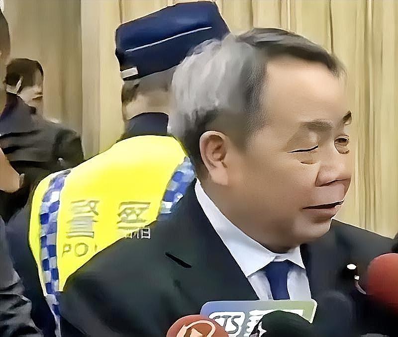 大汉奸石平窜台放狂言：数典忘祖的小丑，终究掀不起风浪
 
大汉奸石平大摇大摆的来