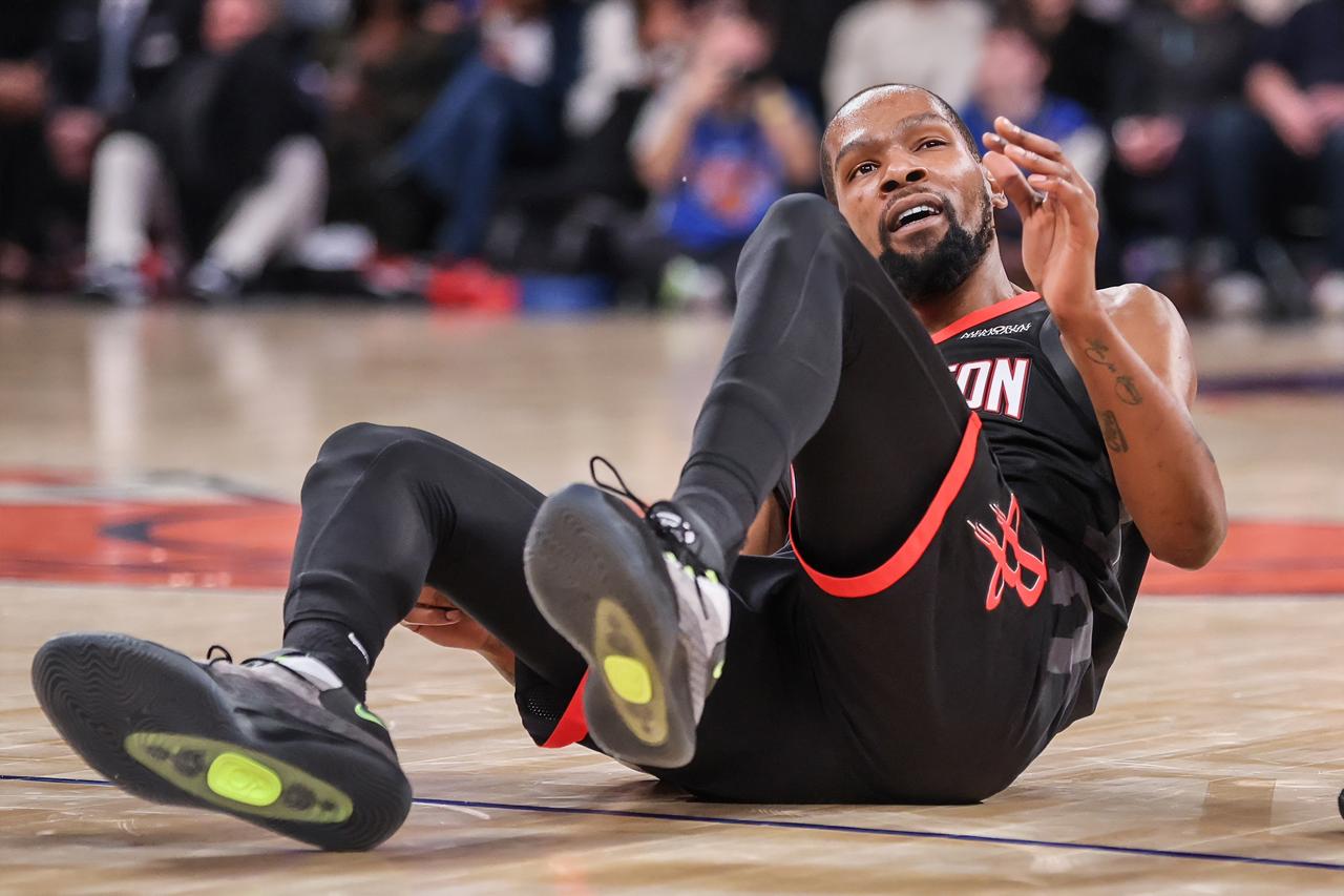 哈登：杜老大，这火箭咋一被包夹就失误，你说这乌度卡咋那么痴迷让你去控球呢？？？