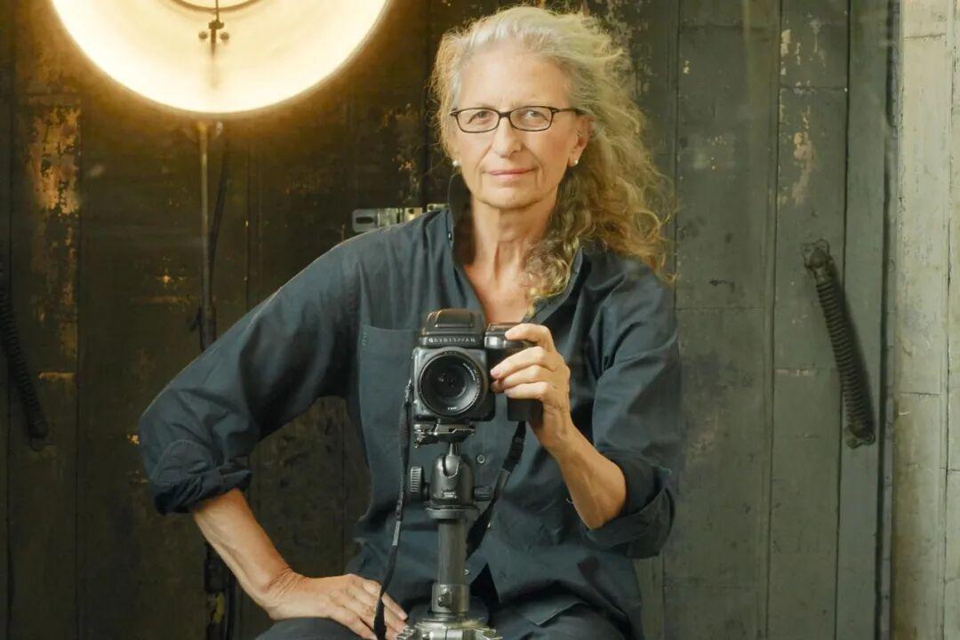 摄影师 Annie Leibovitz 透露，当她看到了网上铺天盖地的讽刺和挖苦