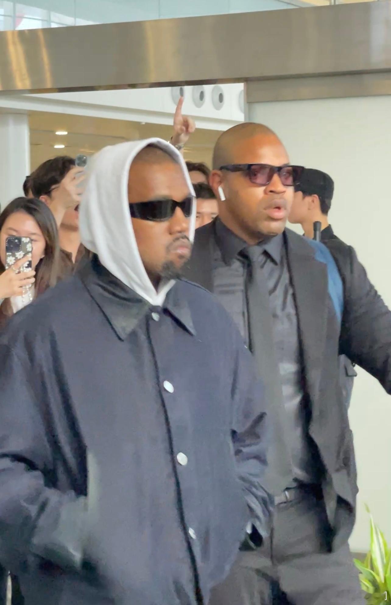 #Kanye抵达海口##Kanye海口加场# Kanye现身海口，立刻成为了全场