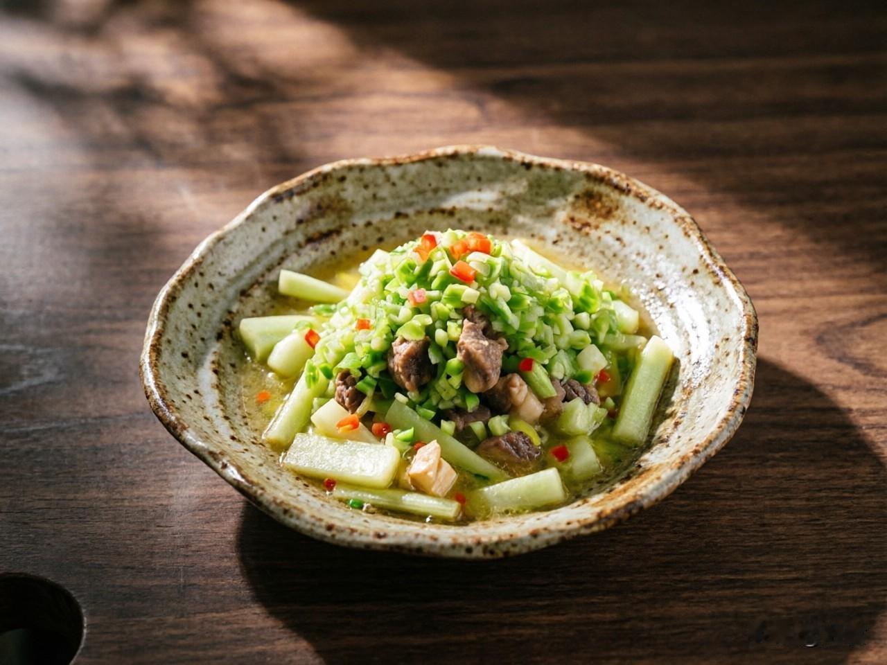 青椒拆骨肉炖瓜条

味型： 咸鲜微辣，瓜条软糯，拆骨肉酥香，极具乡土气息。

核