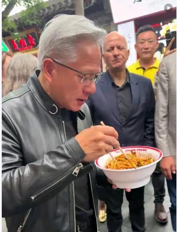 北京南锣鼓巷这家炸酱面馆，被黄仁勋一行这么一吃，从此要大火了。
5月15日，美籍