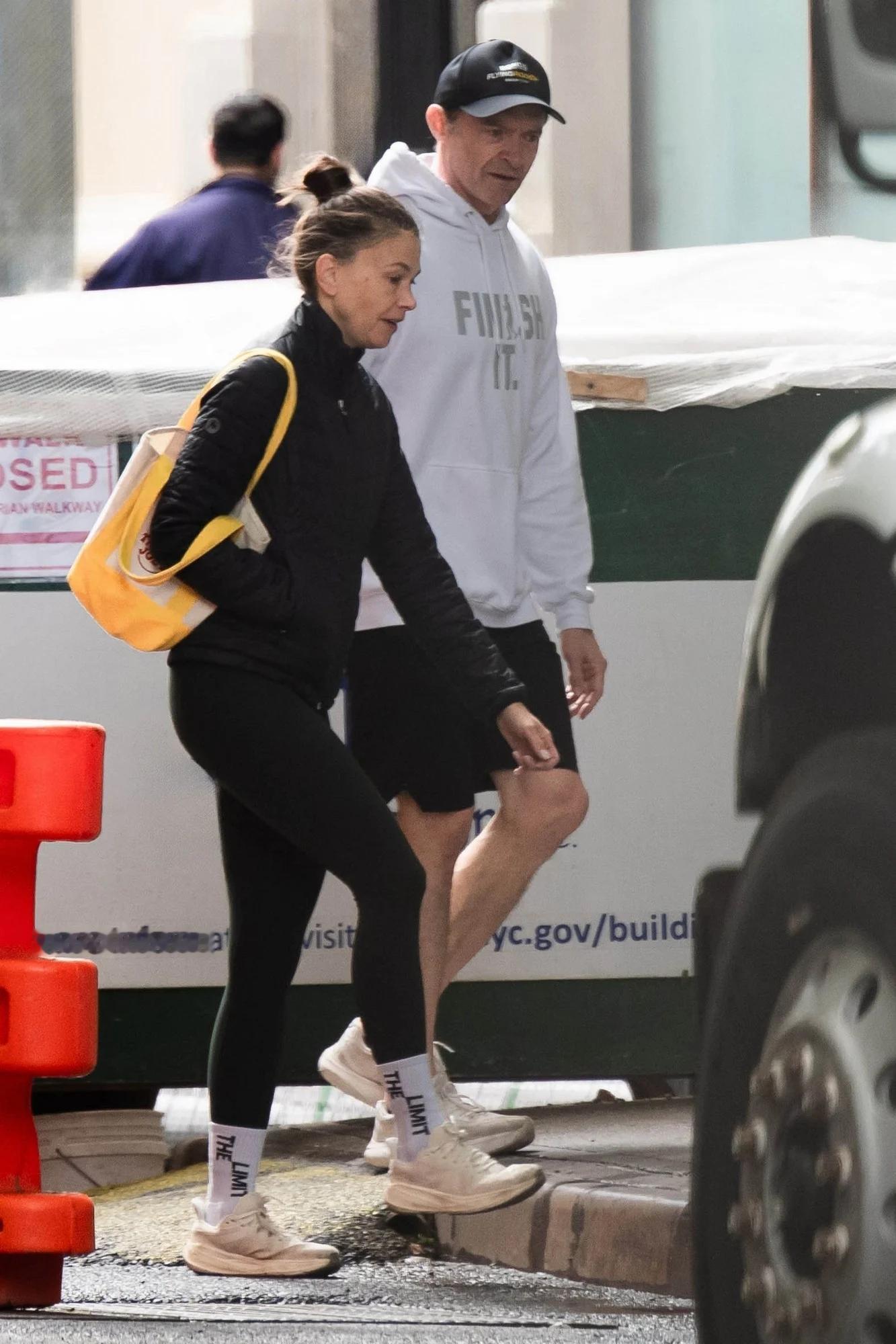 Hugh Jackman和女友Sutton Foster 26日纽约外出健身 