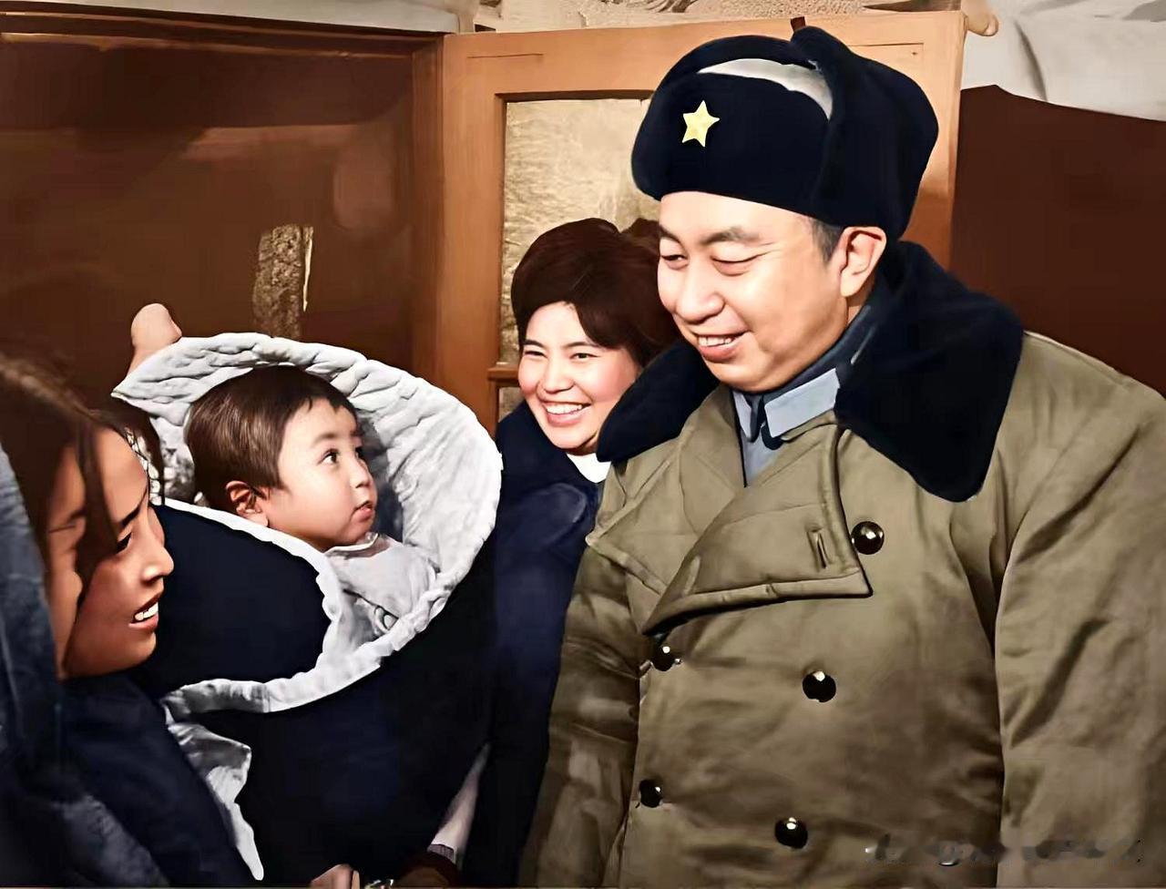 历史时光
七十年代华国锋同志、春节期间慰问群众。