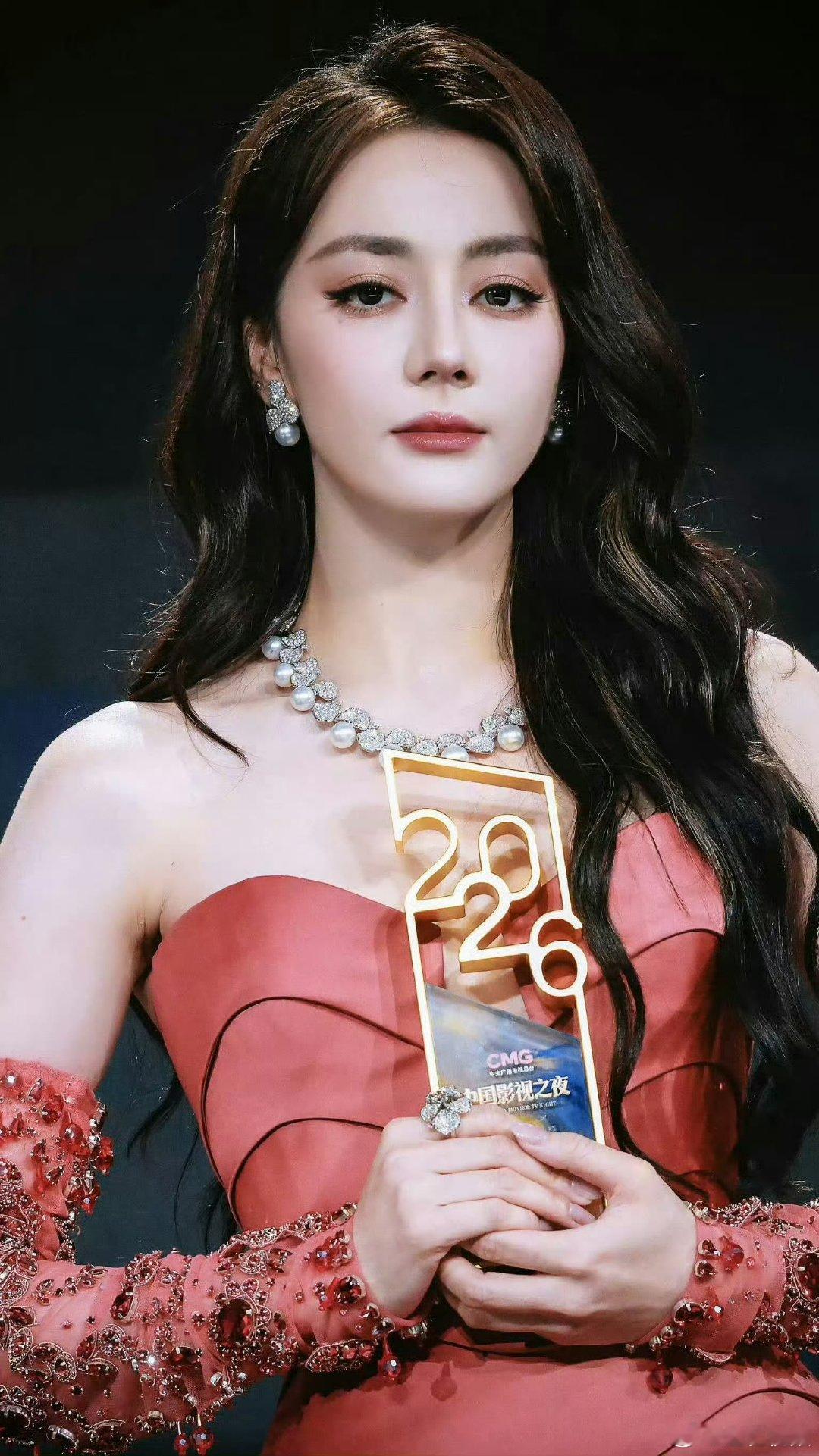 迪丽热巴稳扎稳打走到今天迪丽热巴早期访谈从青涩新人到实力演员，访谈里的她从来表里