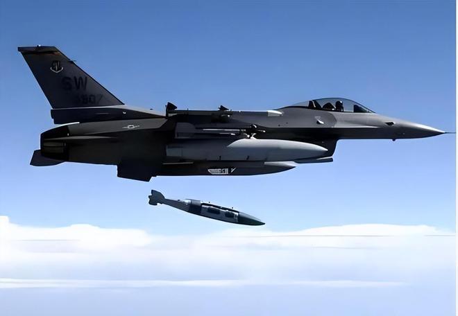 继续轰炸！
12月15日，泰国军方出动F-16战机对柬埔寨一武器弹药库进行轰炸。