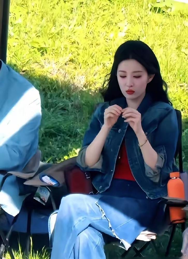 谁能想到，那个被全网吐槽“高冷爱翻白眼”的女星，私下里竟然是个连路都看不清的近视