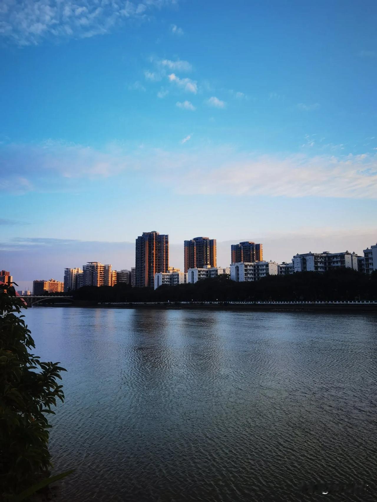 摄影波光粼粼的湖面怎么拍随手拍城市风景一角，色彩与倒影的完美结合[呲牙]