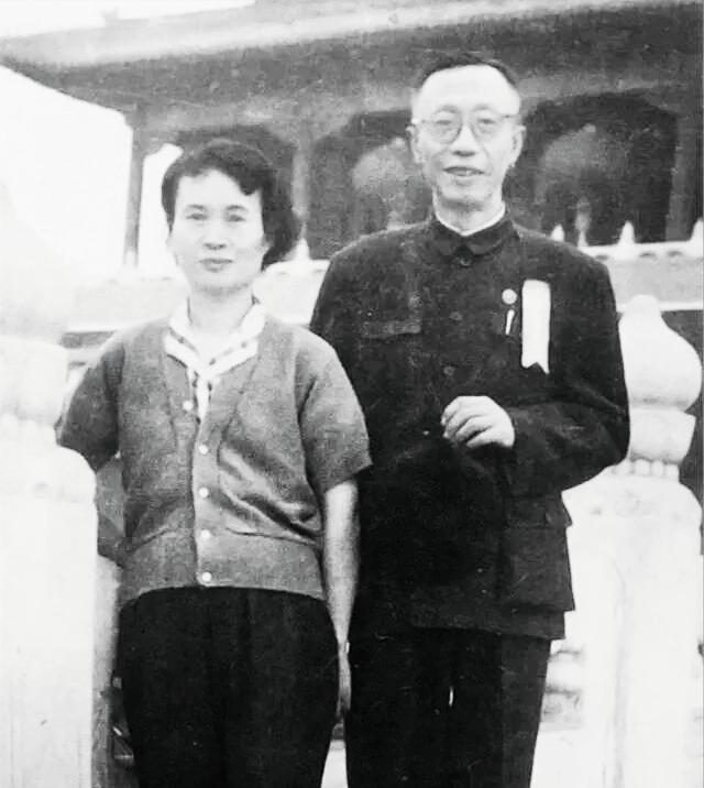 1962年，时年56岁的末代皇帝溥仪与时年38岁的李淑贤结婚。这是他们婚后一起购