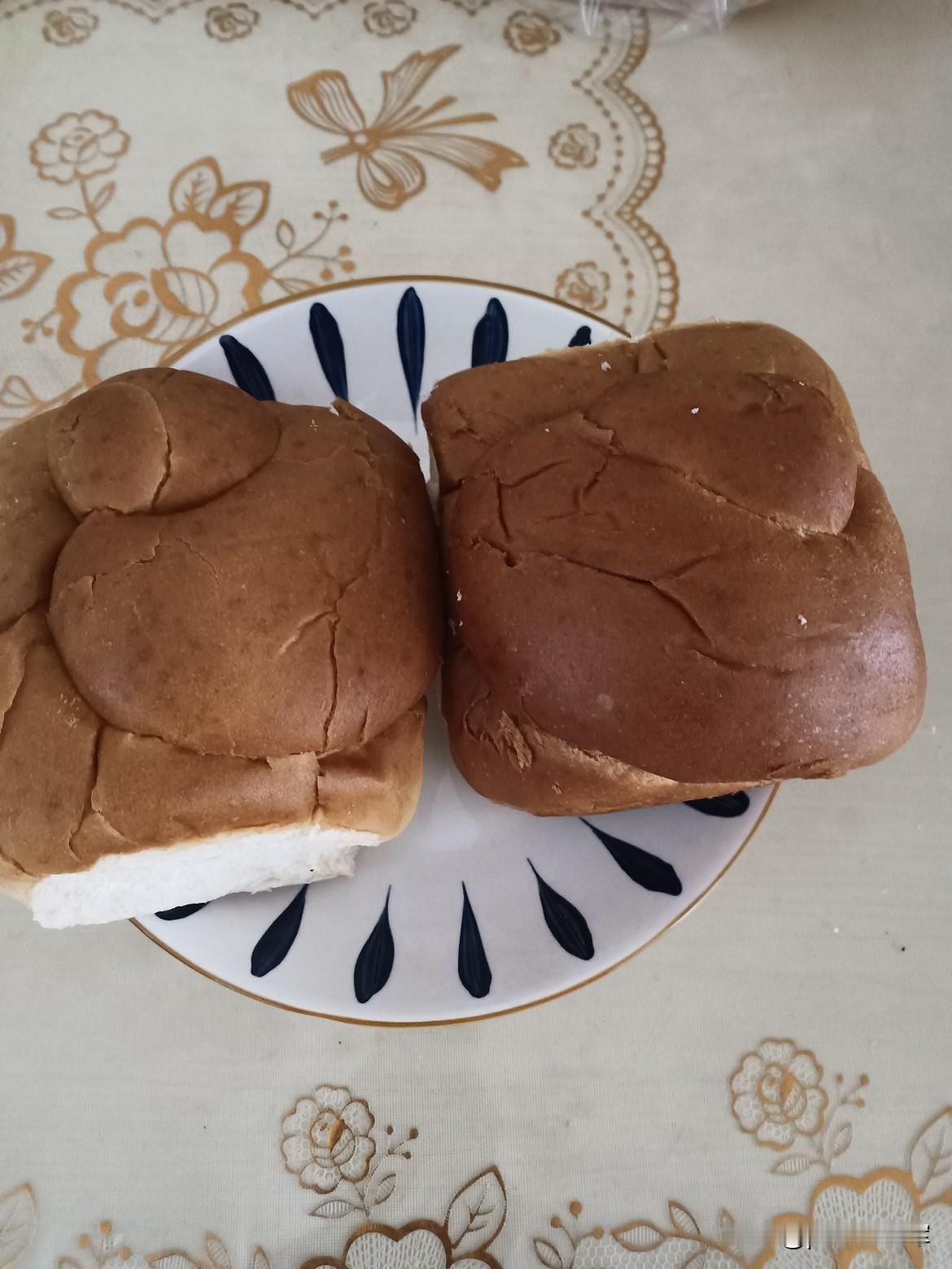 面包
每天吃什么，觉得很难，想不出来个所以然，不是吃不到，而是物质太丰富，都吃够