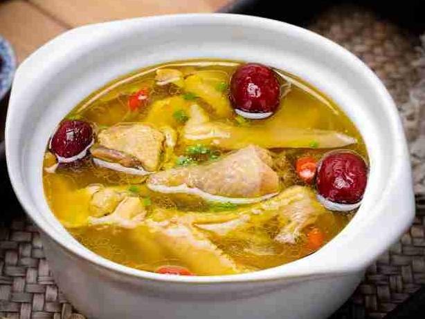 菜市场有家卖土鸡的专卖店，30元一斤，宰杀后都是黄油大菌子，炖出来的鸡汤浓郁鲜香