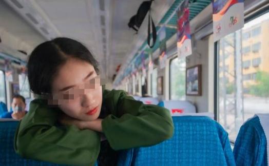 2000年，开往襄樊的474次列车上，一位姑娘在车厢连接处泡方便面，突遭3名男子