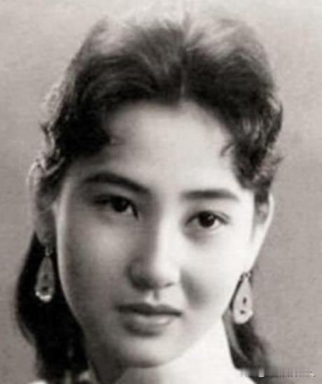 1918年，唐继尧让妻妾以打麻将的名义，将庾恩旸的美人妻子钱秀芬骗到家中。还没打