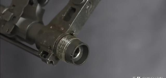 国产56C短突击步枪，并非是缩比56式步枪那么简单！ 由于81式自动步枪机匣尺寸