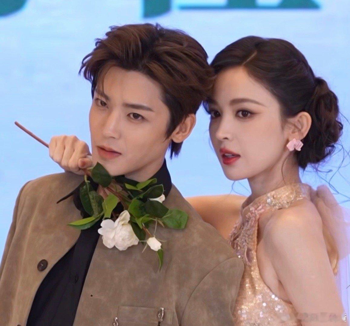 侯明昊娜扎好权威的茶男爽女 首映礼氛围比剧还甜！侯明昊的茶式专注、娜扎的爽感拿捏